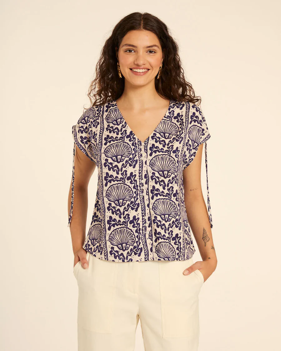 BLUSA DE CONCHAS CON FRUNCIDO