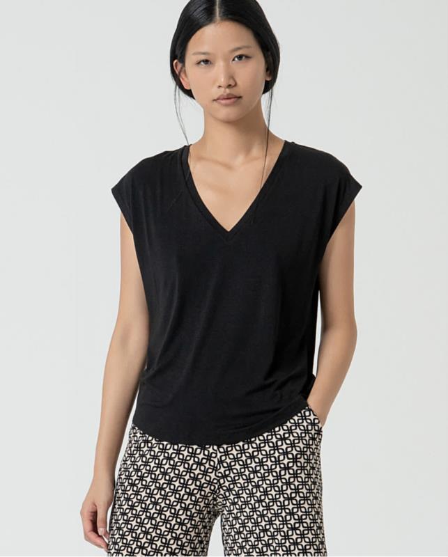 CAMISETA SIN MANGAS Y ESCOTE PICO