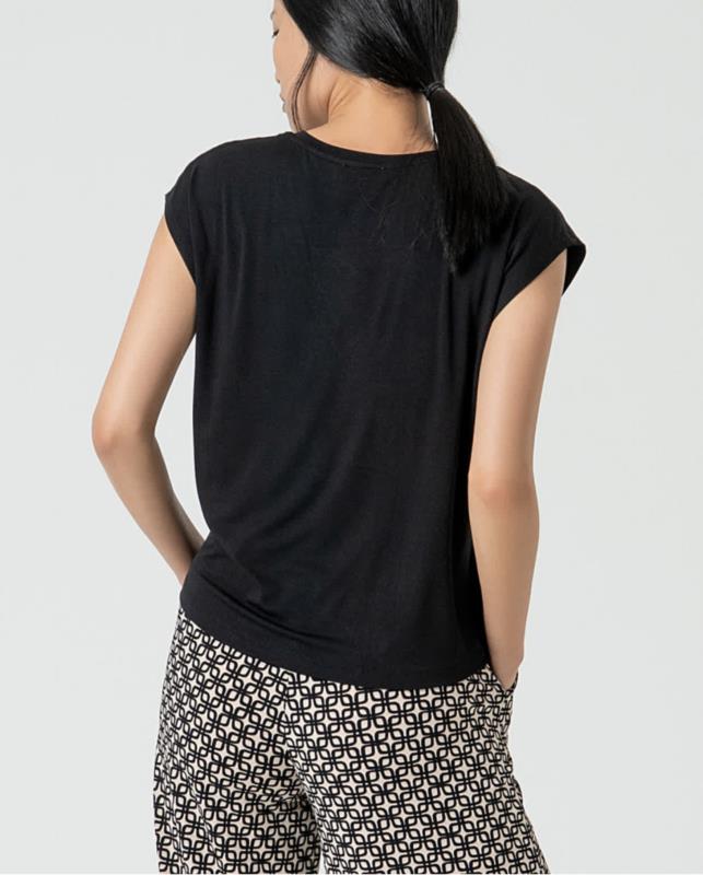 CAMISETA SIN MANGAS Y ESCOTE PICO