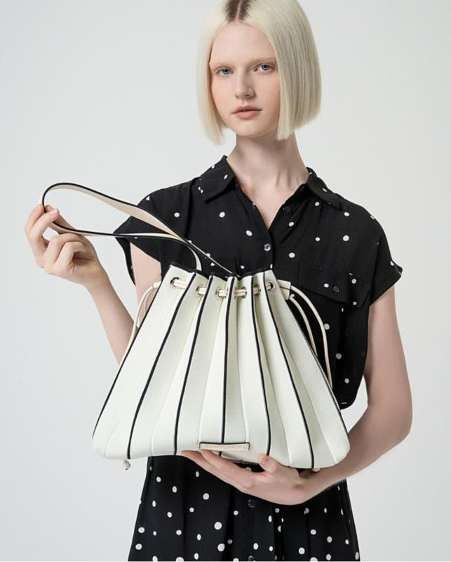 BOLSO PLISADO CON NECESER INTERIOR