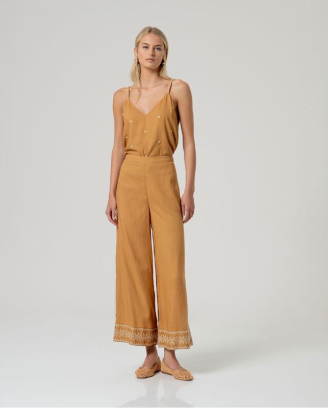 PANTALÓN AMPLIO CON DETALLES