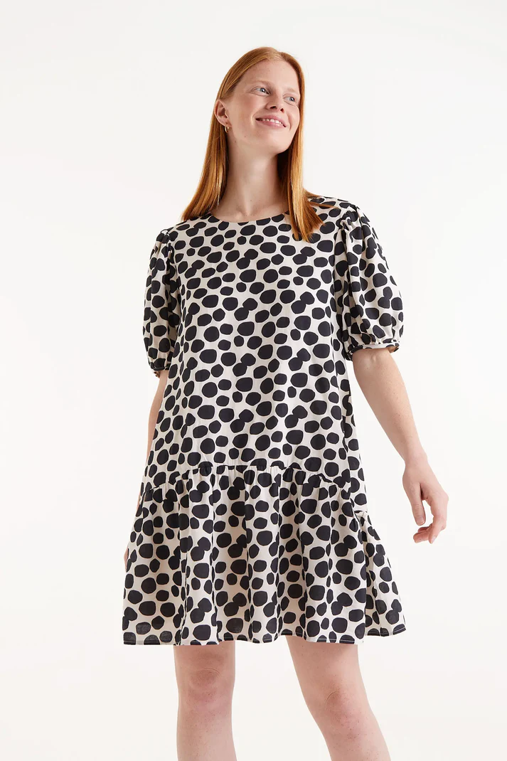 VESTIDO CORTO DE LUNARES B&N