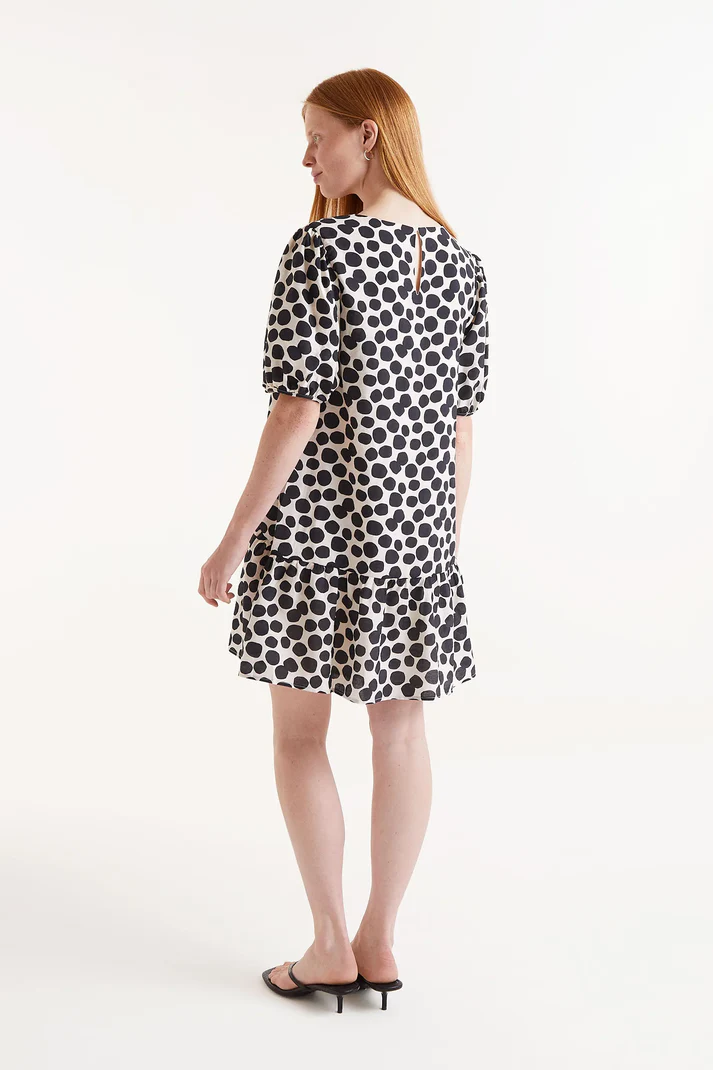 VESTIDO CORTO DE LUNARES B&N