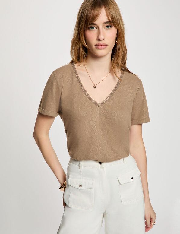 camiseta con cuello en v