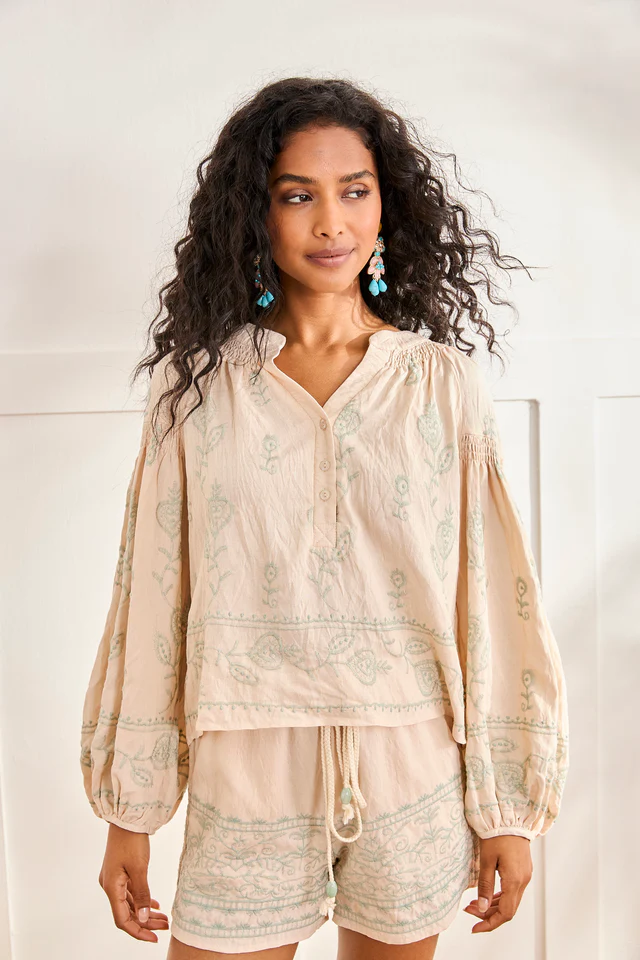 BLUSA CON BORDADOS Y PALMERAS