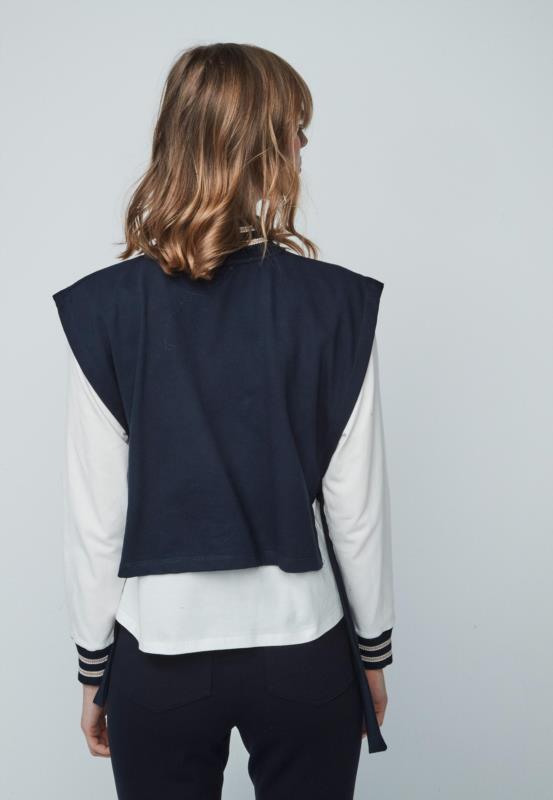 SUDADERA CON APERTURAS