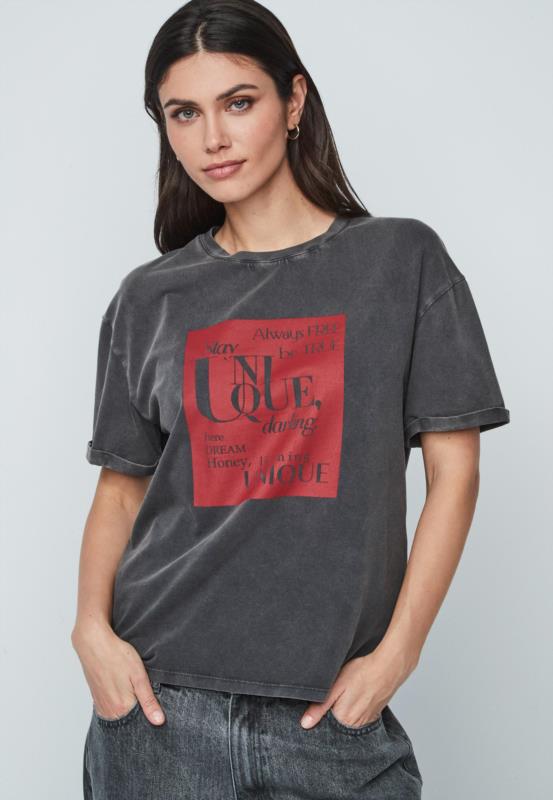 CAMISETA CON SERIGRAFÍA ROJA