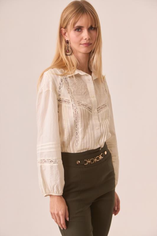 BLUSA DE CUELLO CAMISERO CON BORDADO 