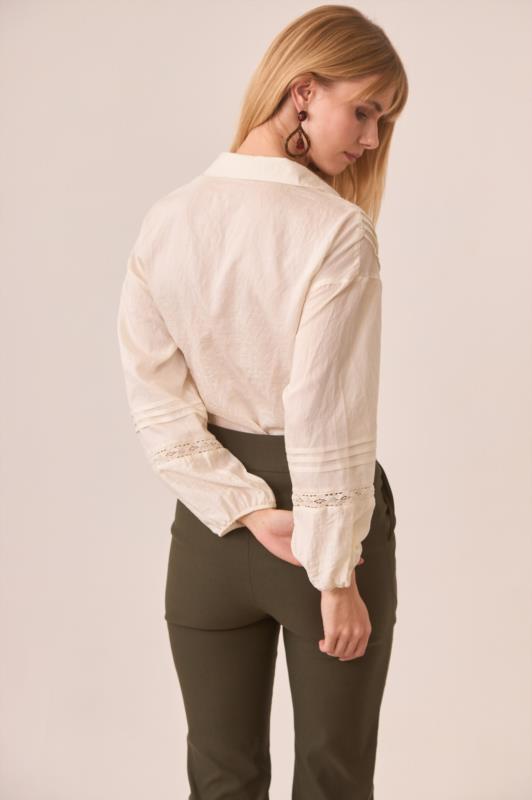BLUSA DE CUELLO CAMISERO CON BORDADO 