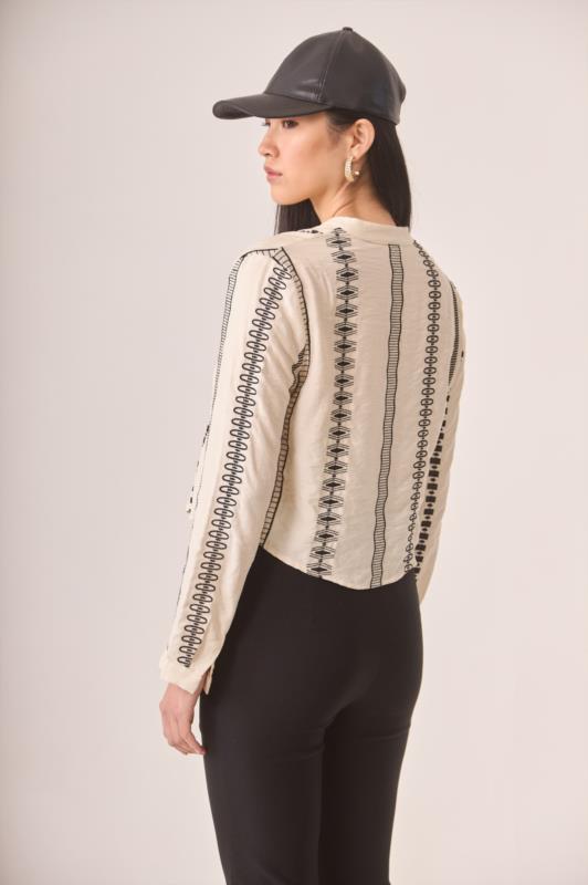BLUSA CON BORDADO GEOMETRICO