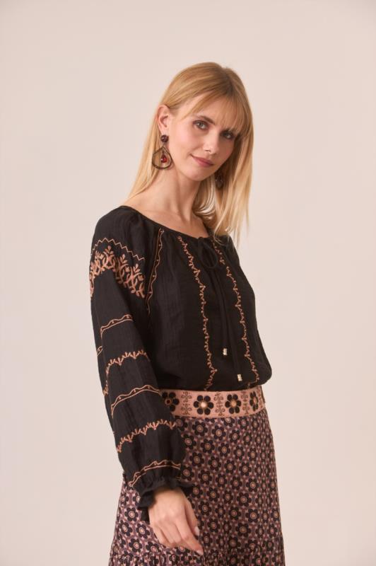 BLUSA CON BORDADO CONTRASTE