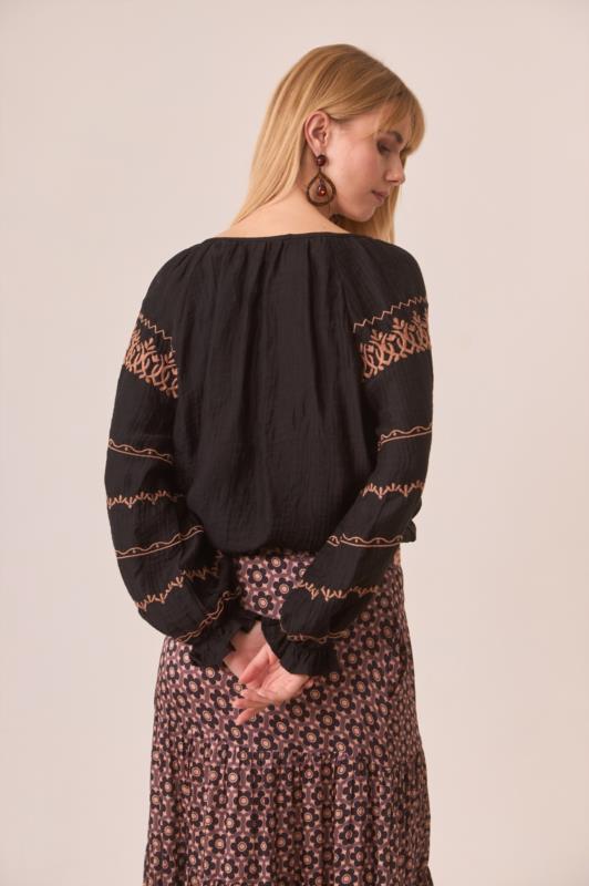 BLUSA CON BORDADO CONTRASTE