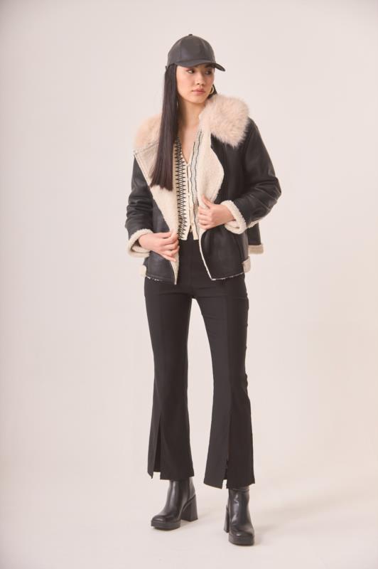 PANTALON FLARE CON ADORNO METALICO 