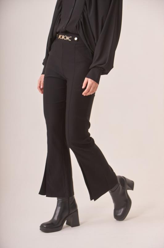 PANTALON FLARE CON ADORNO METALICO 
