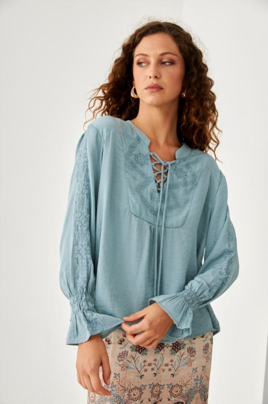 BLUSA CON BORDADO A TONO