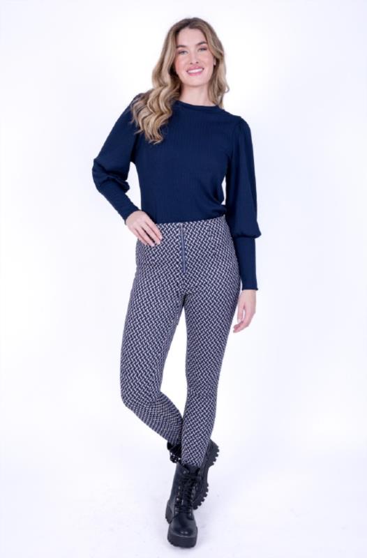  PANTALÓN PITILLO DE ESTAMPADO GEOMÉTRICO EN AZUL MARINO Y BEIGE Y CREMALLERA FRONTAL